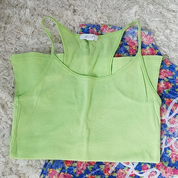 Floral top and 2 tank tops - Picture 3 of 4